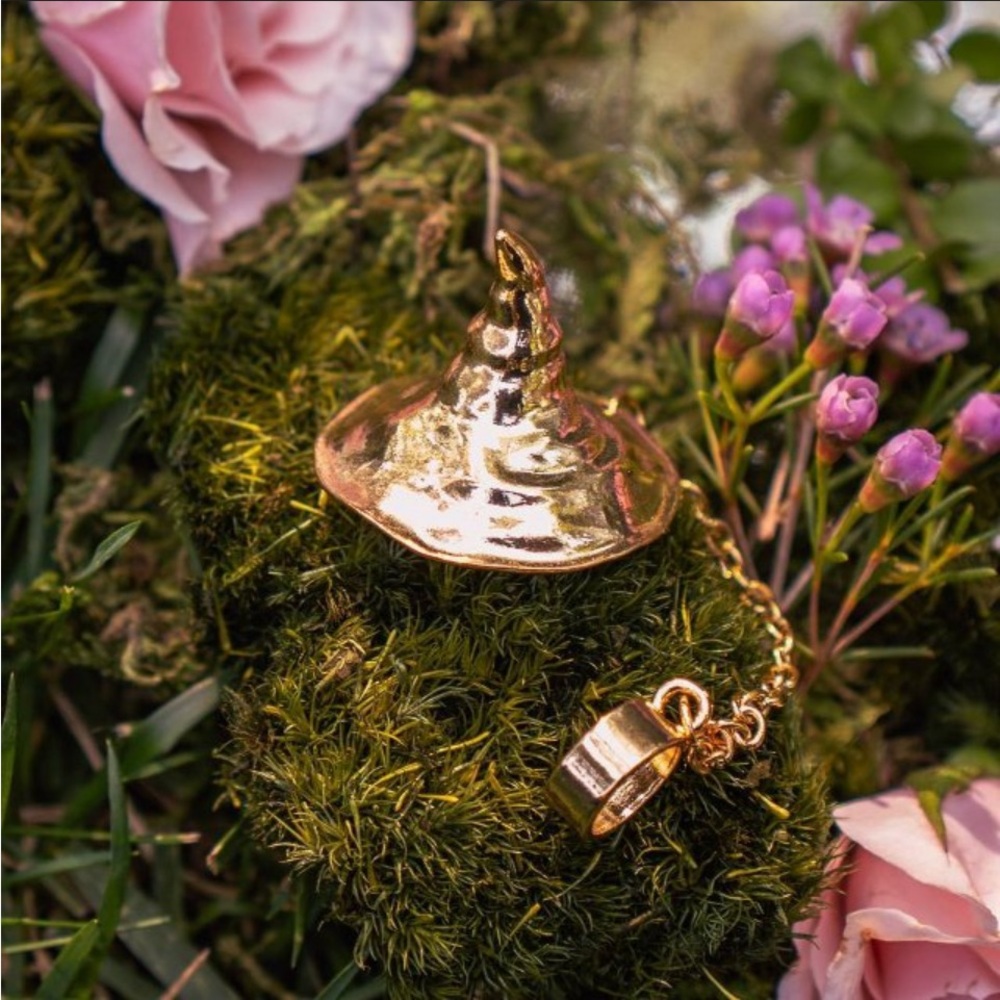 NIB Char Charms Wicked: For Good gold plated Elphaba's Hat Straw Topper - Picture 2 of 9